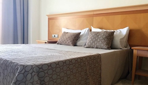 Habitación doble, vistas a la piscina (cama supletoria 3 adultos)
