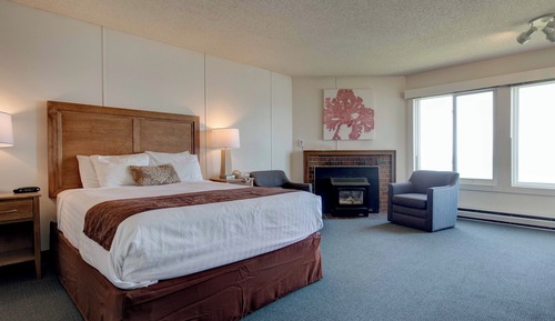 1 Queen studio w/Kitchen, Oceanview Non-Pet
