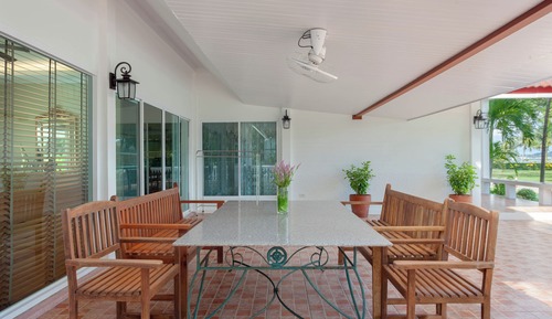 4-Bedroom Villa in the Garden