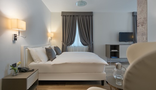 Habitación Deluxe con 1 cama doble o 2 individuales, balcón, vistas al lago