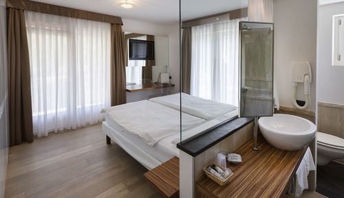 Habitación superior con 1 cama doble o 2 individuales, balcón, vistas parciales al lago
