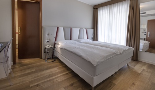 Habitación superior con 1 cama doble o 2 individuales, balcón