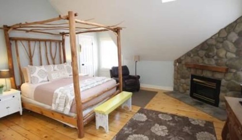 Deluxe Room, 1 Queen Bed, Jetted Tub (Golden Maple) - No pets Allowed