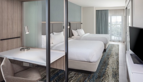 Suite, varias camas, vistas parciales al mar (Mobility/Hearing Accessible, Tub)