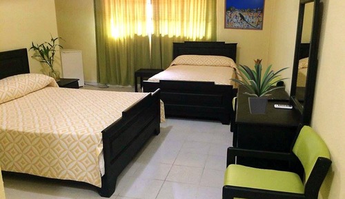 Habitación doble, 2 camas dobles, baño privado