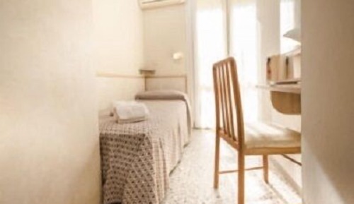 Habitación individual económica (external private bathroom)