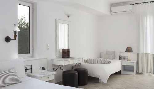 Suite estudio junior, patio, vistas parciales al mar