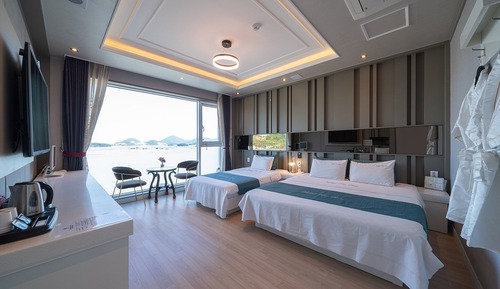Habitación familiar con 2 camas individuales, vistas al puerto