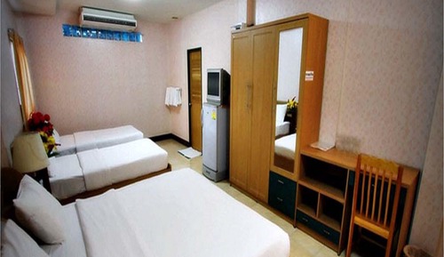 Habitación básica con 2 camas individuales