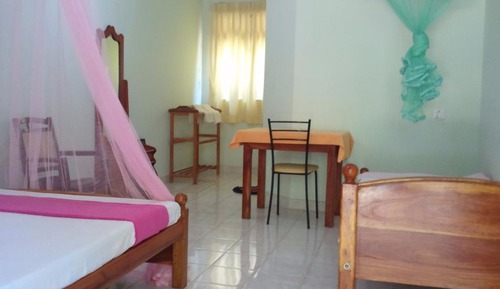 Habitación doble (Triple Room with Bathroom )