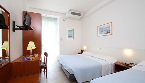 Habitación triple, vistas al mar
