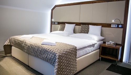 Habitación estándar con 1 cama doble o 2 individuales, en edificio anexo (Villa Larisch)
