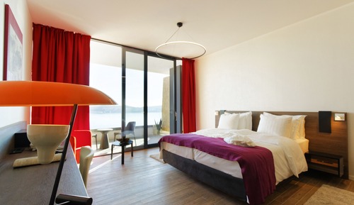Habitación superior con 1 cama doble o 2 individuales, balcón, vistas al mar