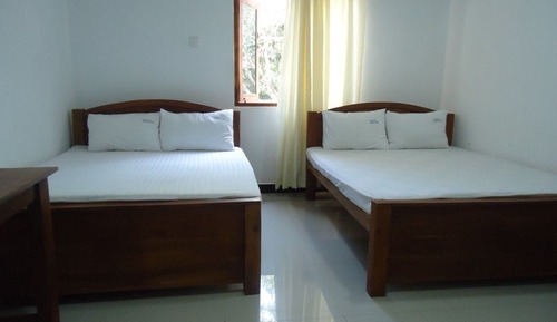 Habitación básica con 1 cama doble o 2 individuales, 3 habitaciones, vistas al jardín