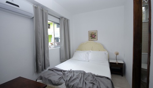 Apartamento básico, 2 habitaciones, cocina, en la zona del patio