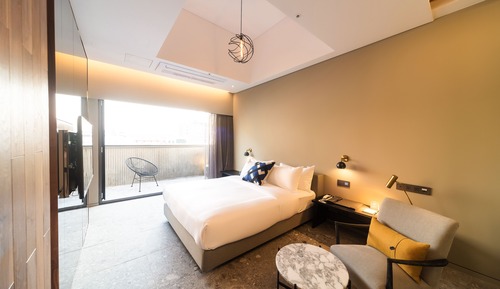 Suite, terraza (randomly assign indoor bathtub or not)