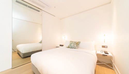 Suite, bañera de hidromasaje (randomly assign indoor bathtub or not)