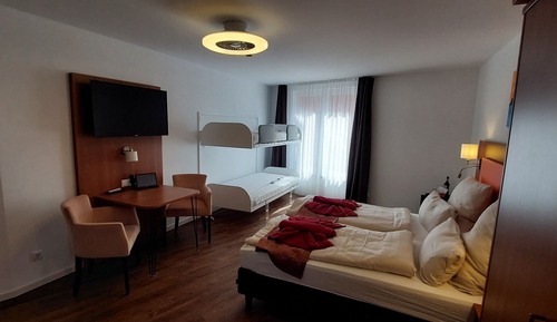 Habitación familiar con 1 cama doble o 2 individuales, no fumadores, materiales antialérgicos
