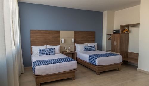 Habitación estándar, 2 camas dobles, vistas a la ciudad