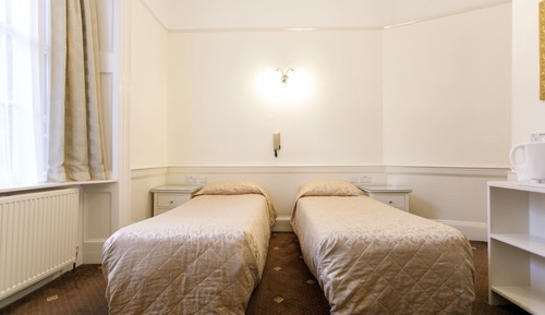 Habitación con 1 cama doble o 2 individuales, baño privado