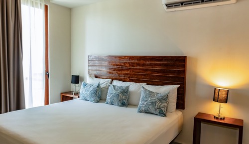 Habitación superior, 1 cama de matrimonio grande, vistas parciales al mar