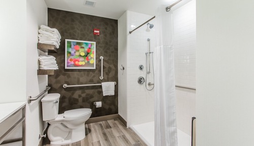 Habitación, 2 camas de matrimonio, accesible para personas con discapacidad (Roll-in Shower)
