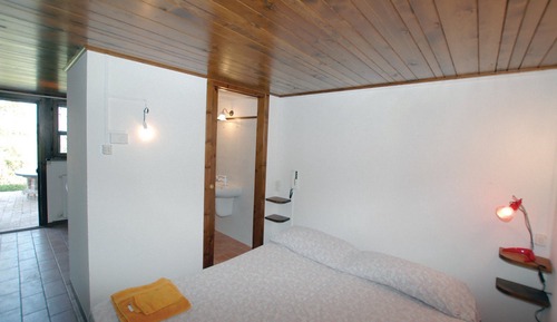 Estudio económico, 1 habitación, cocina básica, en la zona del jardín