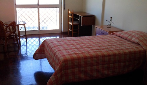 Habitación básica con 1 cama doble o 2 individuales, baño compartido