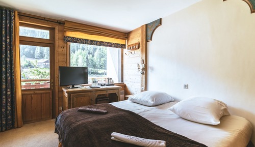 Habitación con 1 cama doble o 2 individuales, balcón, vistas al lago