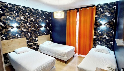 Habitación triple estándar, baño privado (CHAMBRE TRIPLE VUE COUR)