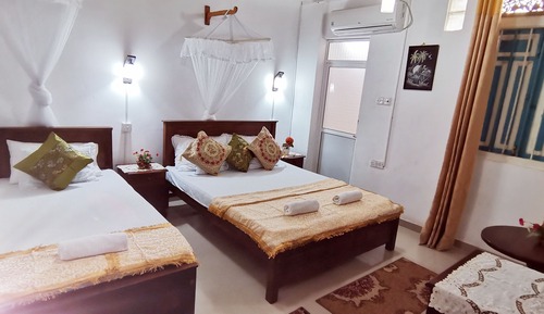 Habitación triple básica, 1 habitación, baño privado, en esquina