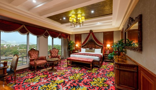 Chairman Suite (Luxurious, Top Floor, Bathtub, Steam, Jacuzzi)