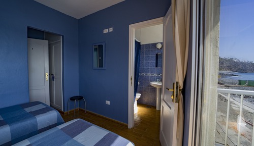 Habitación básica con 2 camas individuales, vistas al mar