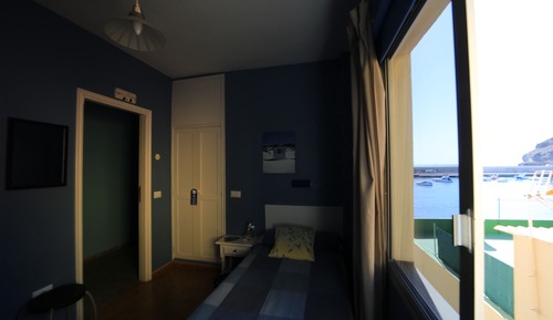 Habitación básica con 2 camas individuales