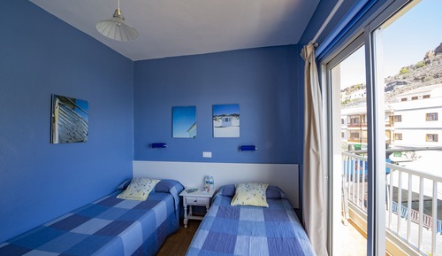 Habitación básica con 2 camas individuales, vistas a la bahía