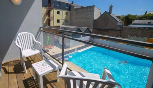 Habitación con 2 camas individuales, vistas a la piscina