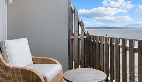Habitación, 1 cama de matrimonio grande, balcón (Narragansett Waterview)