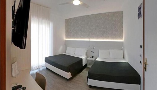 Habitación cuádruple, varias camas, balcón, vistas al mar