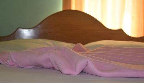 Dormitorio compartido básico, varias camas