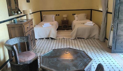 Habitación básica con 1 cama doble o 2 individuales, vistas a la piscina