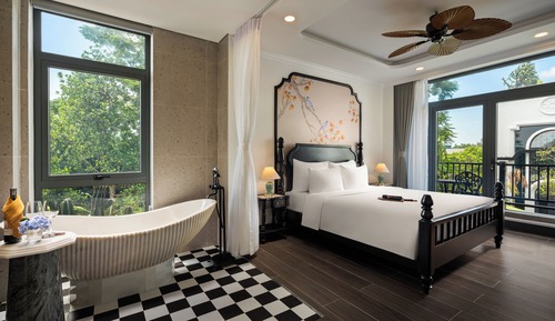Luxury Suite, Balcony, Pool View