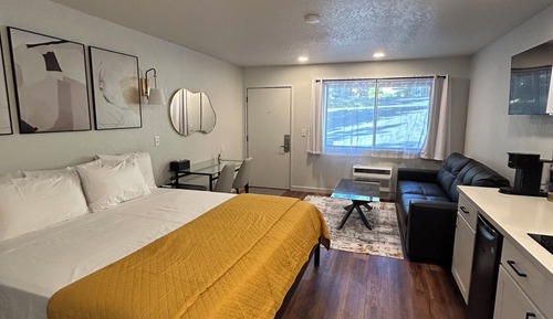 Deluxe Studio, Roll-in Shower, Non Smoking