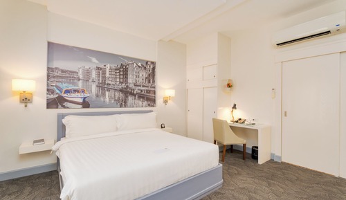 Royal Suite, 1 King Bed, Lake View
