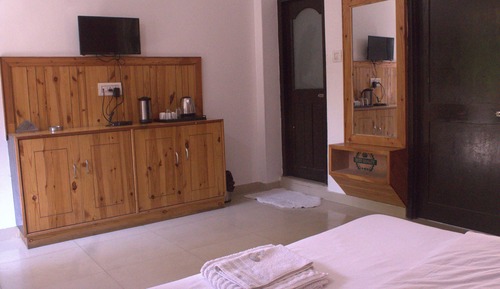 Habitación superior con 1 cama doble o 2 individuales, balcón