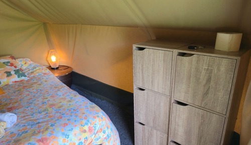 Tienda básica, vistas al jardín