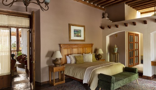 Habitación superior, 1 cama de matrimonio grande, balcón, vistas a la ciudad
