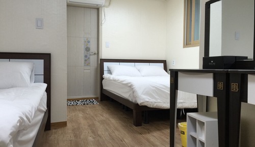 Habitación triple (Bigger than most rooms in Seoul)