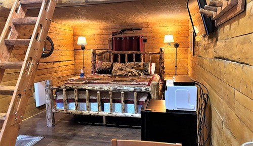 Eagle's Nest Cabin (Shared Restroom)