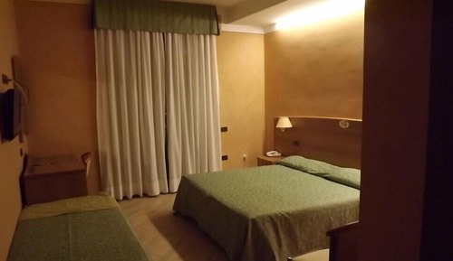 Habitación con 1 cama doble o 2 individuales, vistas parciales al lago