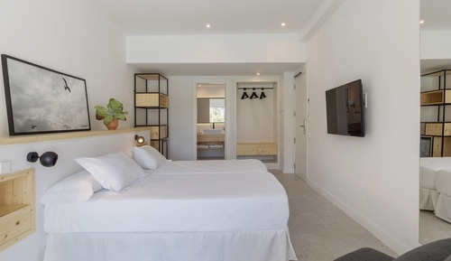Habitación doble, balcón, vistas parciales al mar